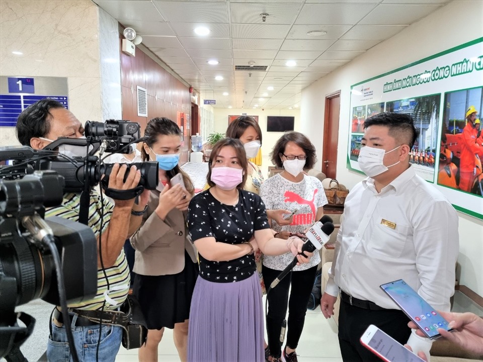 Ông Luân Quốc Hưng (bìa phải) - Phó Tổng giám đốc EVNHCMC - trả lời báo chí về việc bảo đảm cung cấp điện dịp Tết Dương lịch, Tết Nguyên đán và năm 2022. Ảnh: Nam Dương