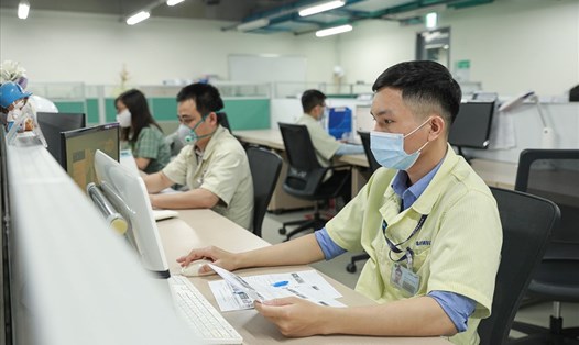 Anh Dương Văn Hùng - Công ty TNHH Samsung Điện tử Việt Nam Thái Nguyên (bên phải ảnh) - có sáng kiến “Cải tiến Jig công đoạn tẩy màu bằng hóa chất”, giá trị làm lợi ước 30,75 tỉ đồng/năm. Nguồn: SSVN