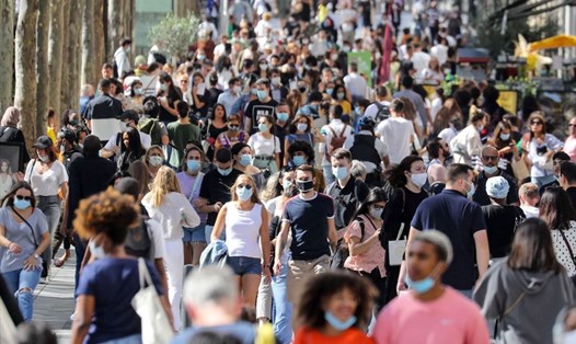 Người dân đi bộ trên Đại lộ Champs-Élysées ở Paris, Pháp. Ảnh: AFP