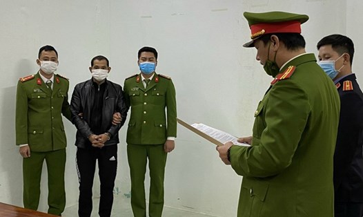 Cơ quan công an tống đạt quyết định khởi tố vụ án, khởi tố bị can và bắt tạm giam Lê Văn Ninh. Ảnh: CAQB