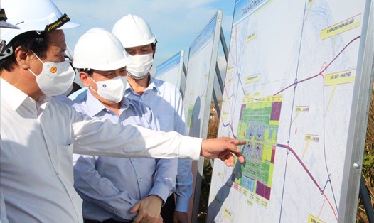 Phó Thủ tướng Lê Văn Thành kiểm tra thực tế tiến độ giải phóng mặt bằng dự án sân bay Long Thành sáng ngày 28.12. Ảnh: Hà Anh Chiến