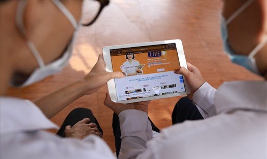 Các em học sinh trải nghiệm Internet trên tài khoản học tập và truy cập Internet. Ảnh: Hải Nguyễn