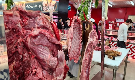 Giá lợn hơi giảm, giá thịt lợn ổn định nhưng sức mua trên thị trường không cao. Ảnh: Vũ Long
