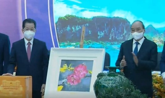 Chủ tịch nước Nguyễn Xuân Phúc tặng quà kỷ niệm cho lãnh đạo Đà Nẵng sáng 28.12. Ảnh: TH