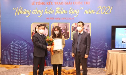 Đại diện Báo Lao Động nhận giải Nhì của cuộc thi.