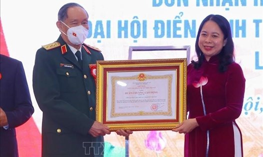 Phó Chủ tịch nước Võ Thị Ánh Xuân trao Huân chương Lao động hạng Ba cho Hội Nạn nhân chất độc da cam/dioxin Việt Nam. Ảnh: TTXVN