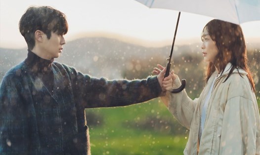 Cảnh lãng mạn của cặp đôi chính phim “Our Beloved Summer”. Ảnh: NSX.