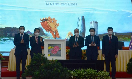 Chủ tịch nước Nguyễn Xuân Phúc tặng quà kỷ niệm cho lãnh đạo TP.Đà Nẵng. Ảnh: Lan Anh