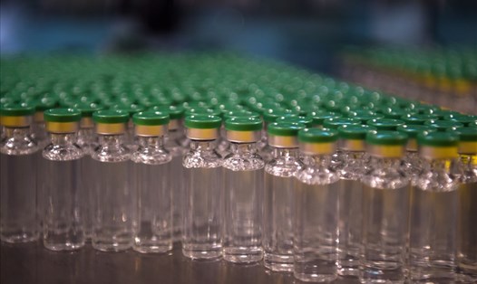 Lọ vaccine Covishield được sản xuất tại Viện Huyết thanh của Ấn Độ. Ảnh minh họa: AFP