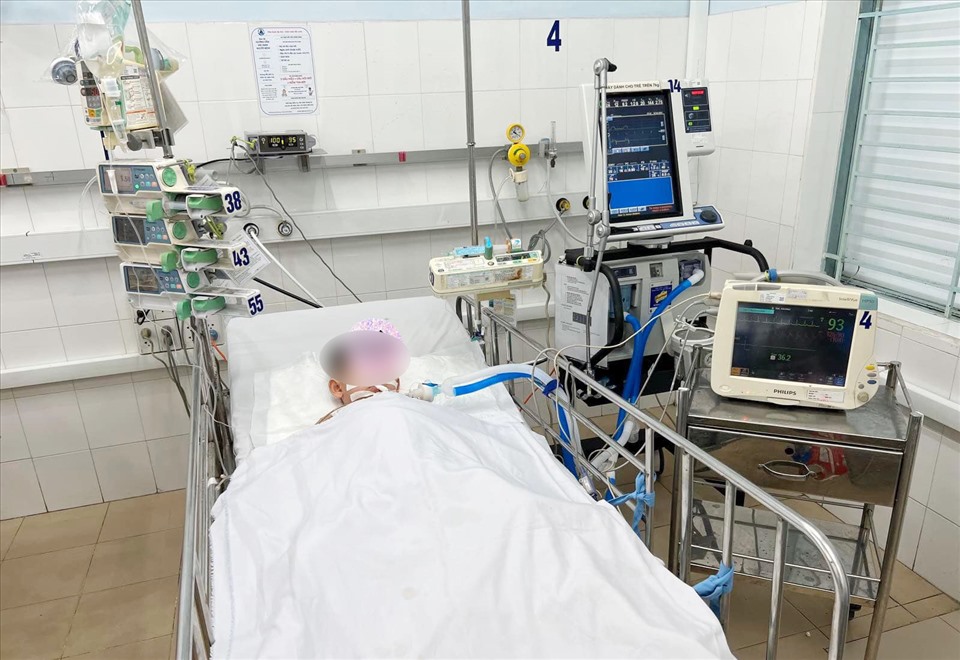 Cứu sống bệnh nhi sốc tim, viêm cơ tim cấp hậu mắc COVID-19. Ảnh: Bệnh viện Nhi đồng 1.