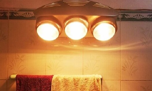 Đèn sưởi halogen được dùng trong nhà tắm. Ảnh chụp màn hình