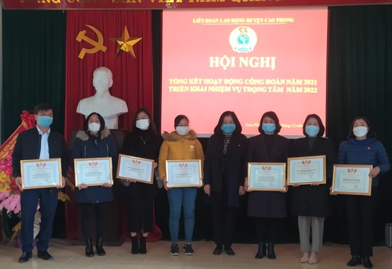 Lãnh đạo Liên đoàn Lao động huyện Cao Phong tặng Giấy khen cho đoàn viên có thành tích xuất sắc trong phong trào thi đua lao động giỏi và xây dựng tổ chức Công đoàn vững mạnh. Ảnh: Bạch Tuyết