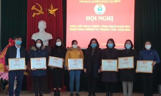 Lãnh đạo Liên đoàn Lao động huyện Cao Phong tặng Giấy khen cho đoàn viên có thành tích xuất sắc trong phong trào thi đua lao động giỏi và xây dựng tổ chức Công đoàn vững mạnh. Ảnh: Bạch Tuyết