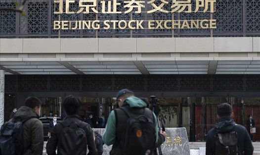 Bên ngoài sở giao dịch chứng khoán Bắc Kinh, Trung Quốc. Ảnh minh họa: AFP