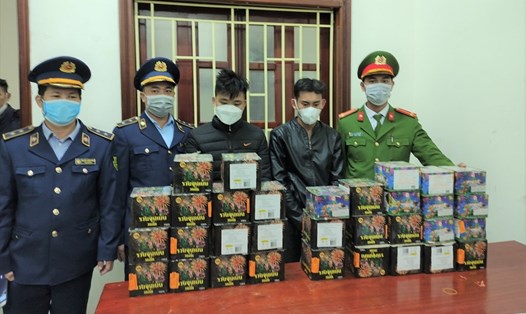 Lực lượng chức năng Nghệ An bắt giữ các đối tượng vận chuyển, buôn báo pháo nổ và thu giữ tang vật. Ảnh: Hồng Hạnh