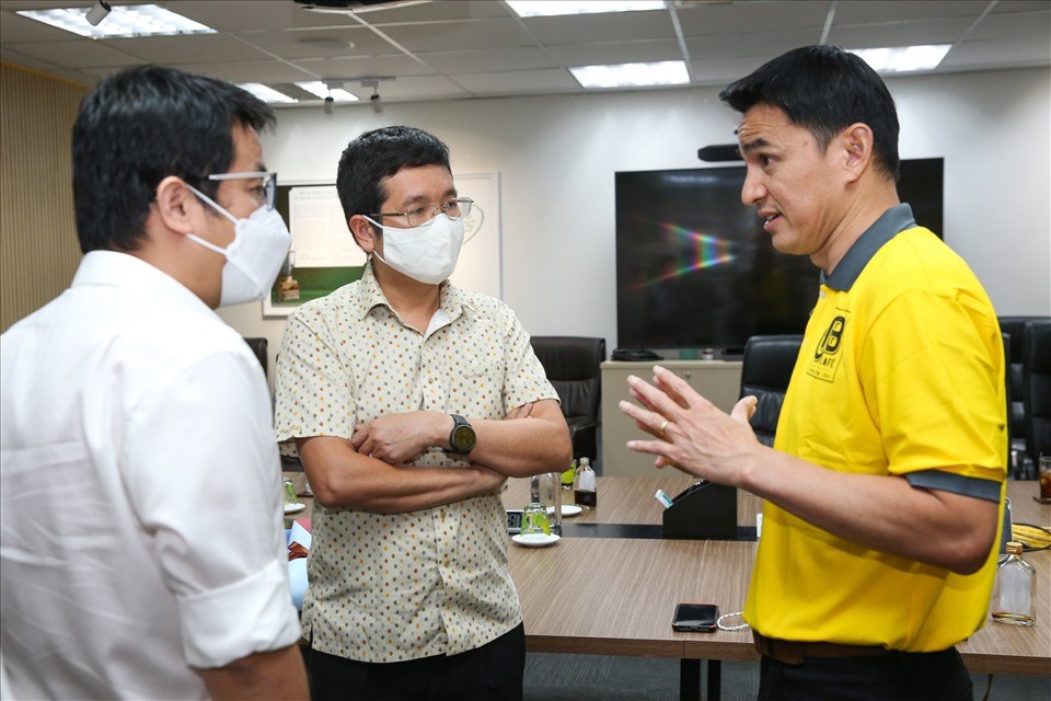 Huấn luyện viên Kiatisak rất ấn tượng với tâm huyết làm bóng đá của ông bầu Trần Thanh Hải (giữa) cùng đội U21 Học viện Nutifood. Ảnh: Thông Nguyễn Huấn luyện viên Kiatisak rất ấn tượng với tâm huyết làm bóng đá của ông bầu Trần Thanh Hải (giữa) cùng đội U21 Học viện Nutifood. Ảnh: Thông Nguyễn