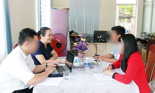 Bà Phan Thị Hiếu (thứ 2 từ trái qua) đang hòa giải cho doanh nghiệp và NLĐ. 
Ảnh: Hà Anh Chiến