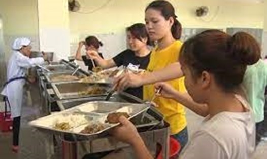 Bữa ăn ca theo kiểu buffet của công nhân lao động ở Quảng Nam. Ảnh: Đỗ Vạn