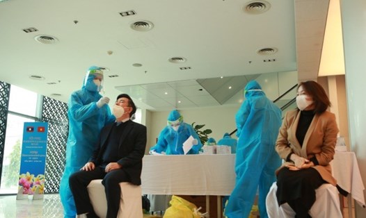 Đại biểu tham dự Đại hội Hội Nhà báo Việt Nam test COVID-19 vào chiều 28.12. Ảnh PV