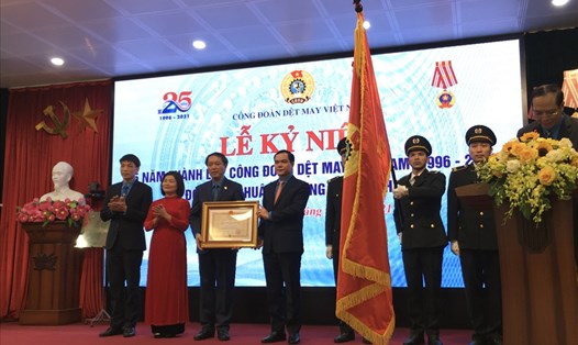 Chủ tịch Tổng LĐLĐVN Nguyễn Đình Khang (thứ 4 từ trái sang) trao Huân chương Độc lập hạng Nhì cho Công đoàn Dệt may Việt Nam. Ảnh: Kiều Vũ