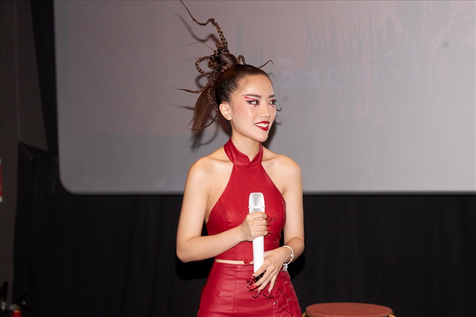 Phùng Khánh Linh sang Mỹ thu âm album thứ 2