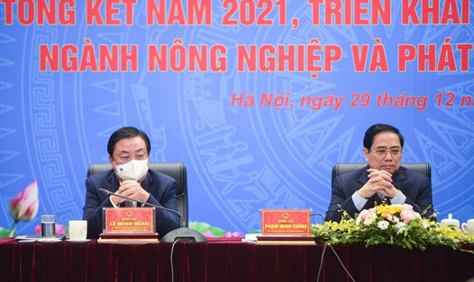 Thủ tướng Phạm Minh Chính (phải) chủ trì hội nghị Tổng kết ngành nông nghiệp và phát triển nông thôn (NNPTNT) năm 2021 - Triển khai nhiệm vụ, kế hoạch năm 2022. Ảnh: Giang Nguyễn