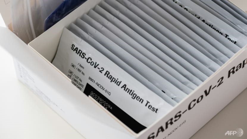 Hộp test nhanh COVID-19 tại bệnh viện đại học ở Halle (Saale), Đức. Ảnh: AFP