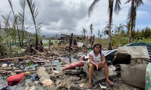 Người dân Philippines trắng tay sau bão Rai. Ảnh: CNN