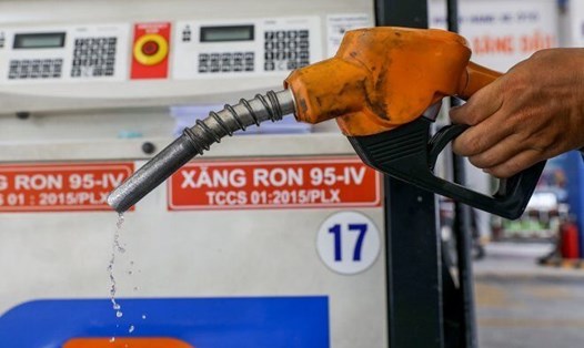 Giá xăng dầu được điều chỉnh giảm tác động giảm lên chỉ số giá tiêu dùng. Ảnh minh họa: TL