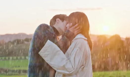 Nụ hôn ngọt ngào của Choi Woo Sik, Kim Da Mi trong phim. Ảnh: NSX.