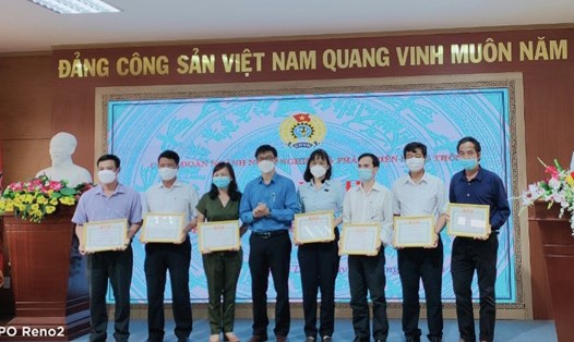Lãnh đạo Công đoàn ngành Nông nghiệp Phát triển Nông thôn tỉnh Đắk Lắk trao bằng khen cho những tập thể cá nhân có thành tích xuất sắc trong năm 2021. Ảnh: B.T