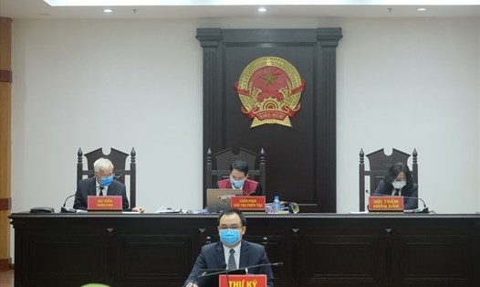 Hội đồng xét xử bất ngờ quay lại phần xét hỏi về chiếc iPad của ông Nguyễn Đức Chung do luật sư đề nghị. Ảnh: C.Hùng