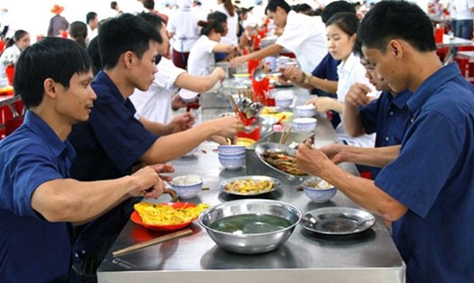 Bữa ăn ca của người lao động Công ty Cổ phần Dệt may 29/3 Đà Nẵng. Ảnh: Hoàng Phương