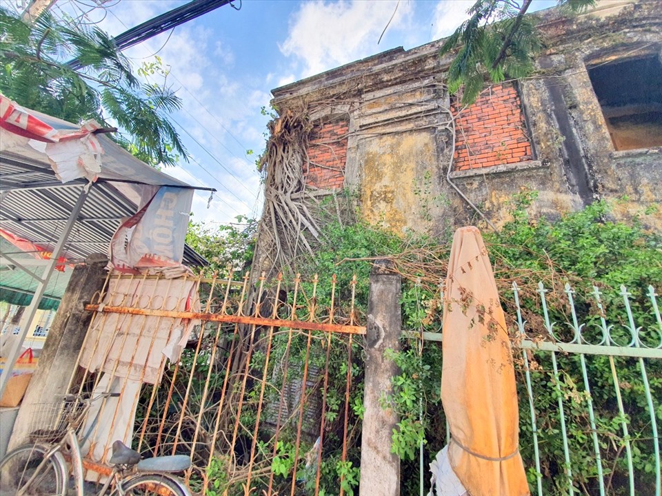 Căn nhà xuống cấp trầm trọng do bỏ trống nhiều năm. Ảnh: Nhật Hồ
