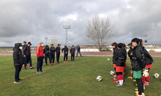 Thầy trò huấn luyện viên Mai Đức Chung đang tập huấn tại Tây Ban Nha. Ảnh: VFF