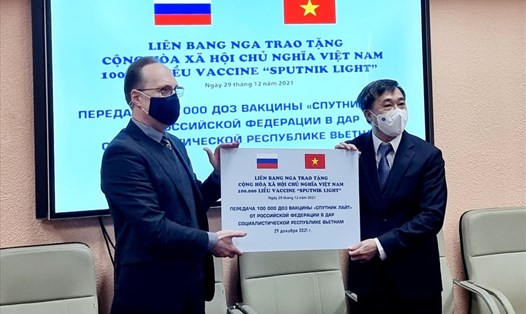 Đại sứ Nga Gennady Bezdetko trao tặng 100.000 liều vaccine Sputnik Light cho Thứ trưởng Bộ Y tế Trần Văn Thuấn. Ảnh: ĐSQ Nga