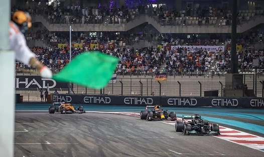 Max Verstappen vượt qua Lewis Hamilton đúng ở vòng đua cuối cùng để giành chức vô địch thế giới F1 năm 2021. Ảnh: Formula1