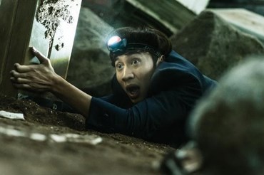 Một phân cảnh trong bom tấn "Hố sụt tử thần". Ảnh: Lotte.