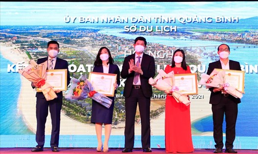 Phó Chủ tịch UBND tỉnh Quảng Bình Hồ An Phong trao tặng bằng khen cho các cá nhân, tập thể có thành tích trong công tác phát triển du lịch. Ảnh: H.L