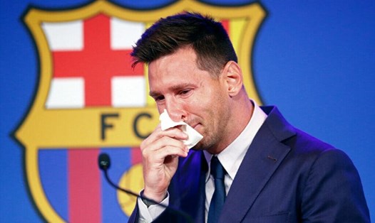 Messi khóc trong ngày rời Nou Camp. Ảnh: AFP