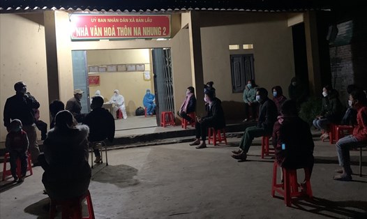 Người dân thôn Na Nhung, xã Bản Lầu (Mường Khương) thức xuyên đêm chờ xét nghiệm. Ảnh: Thanh Nam.