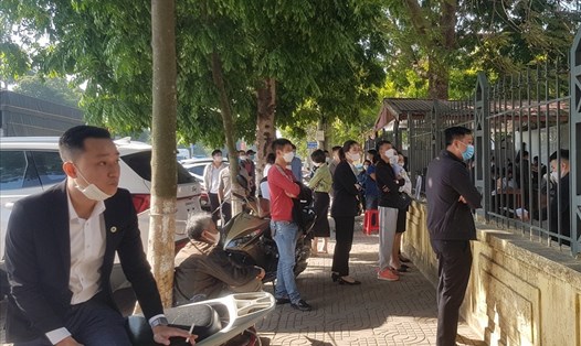 Người dân Ninh Bình chờ đăng ký xe sau khi lệ phí trước bạ giảm 50%. Ảnh: NT