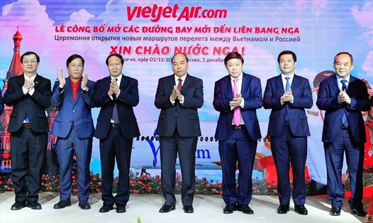Chủ tịch nước Nguyễn Xuân Phúc cùng lãnh đạo đoàn Việt Nam tham dự lễ công bố các đường bay