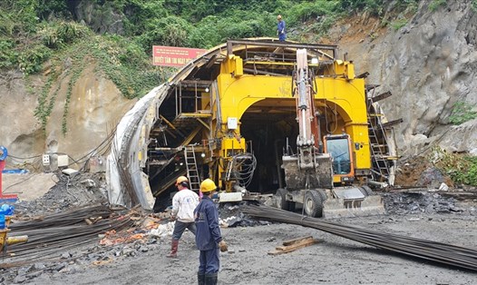 Thi công hạng mục đường hầm xuyên núi, thuộc Dự án đường bao biển Hạ Long - Cẩm Phả. Ảnh: Nguyễn Hùng