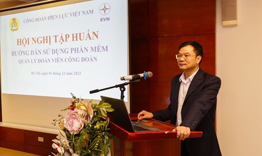 Ông Lương Bá Thanh - Phó Chủ tịch Công đoàn Điện lực Việt Nam phát biểu tại Hội nghị tập huấn. Ảnh: CĐĐL