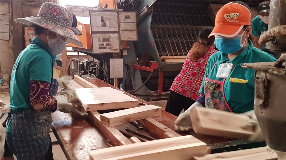 Xuất khẩu đồ gỗ và sản phẩm gỗ, mây, tre, cói, thảm có thể đạt 16 tỉ USD trong năm 2021. Ảnh minh họa: Vũ Long