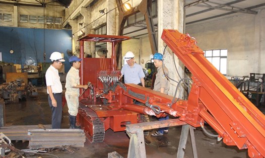 Chế tạo, lắp ráp máy đào lò tại Công ty CP Cơ khí Ô tô Uông Bí phục vụ cơ giới hóa đào lò. Ảnh: TKV