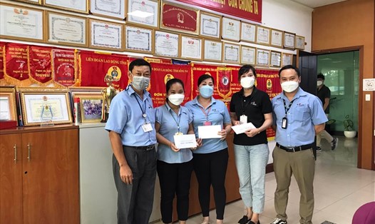 Công đoàn cơ sở Công ty TNHH Hwaseung Vina trao hỗ trợ cho người lao động mắc COVID-19. Ảnh: Hà Anh Chiến