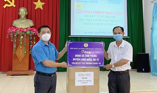 Ông Huỳnh Sơn Tuấn - Chủ tịch LĐLĐ tỉnh trao tặng kit test nhanh cho UBND xã Tam Phước. Ảnh: LĐLĐ