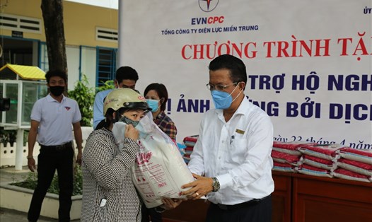 EVNCPC trao tặng gạo hỗ trợ người có hoàn cảnh khó khăn bị ảnh hưởng bởi dịch COVID-19. Ảnh: Ngọc Thạch